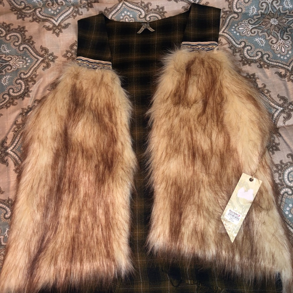 Gimmicks by BKE faux fur vest